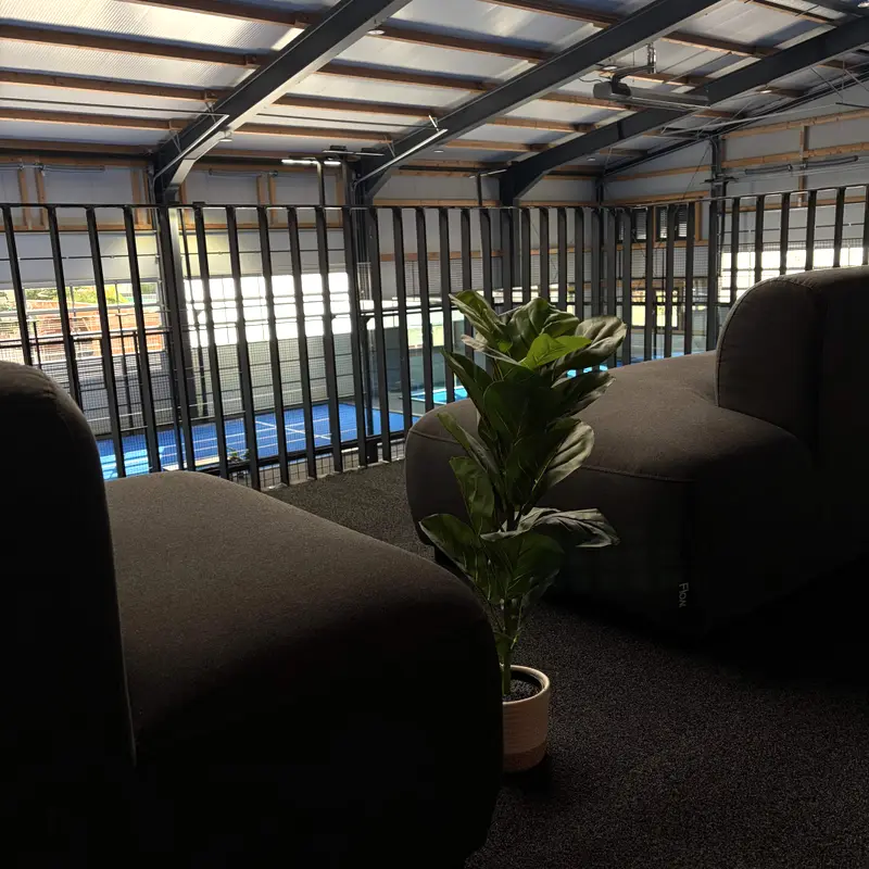 Lounge-Sessel auf der Tribüne mit Blick auf die Courts.